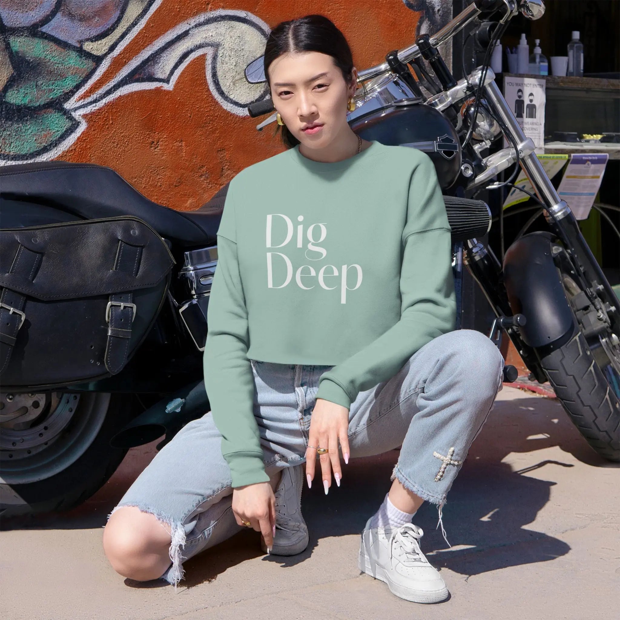 Motivational Women's Cropped Sweatshirt - 'Dig Deep' - Casual Comfort for Everyday Empowerment - Shaggy Chic