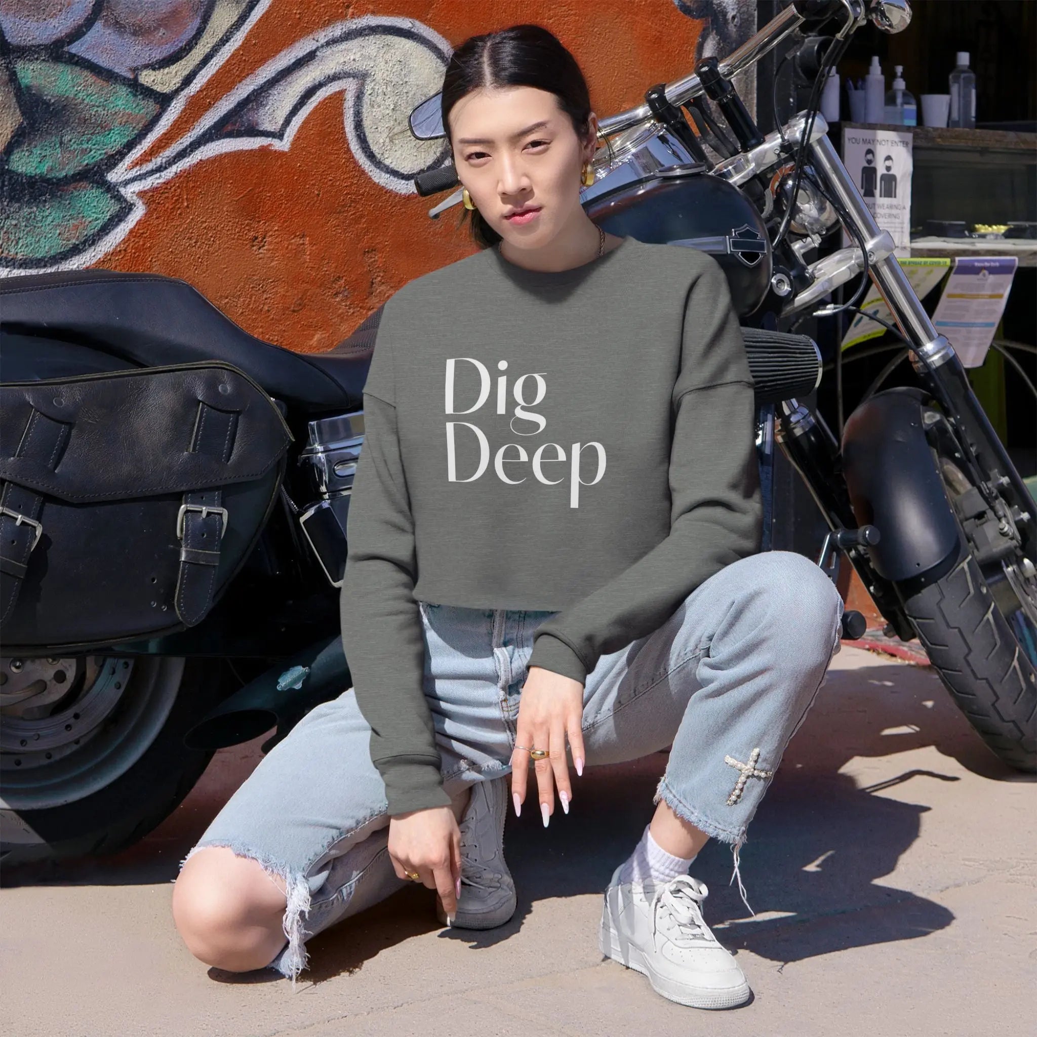 Motivational Women's Cropped Sweatshirt - 'Dig Deep' - Casual Comfort for Everyday Empowerment - Shaggy Chic