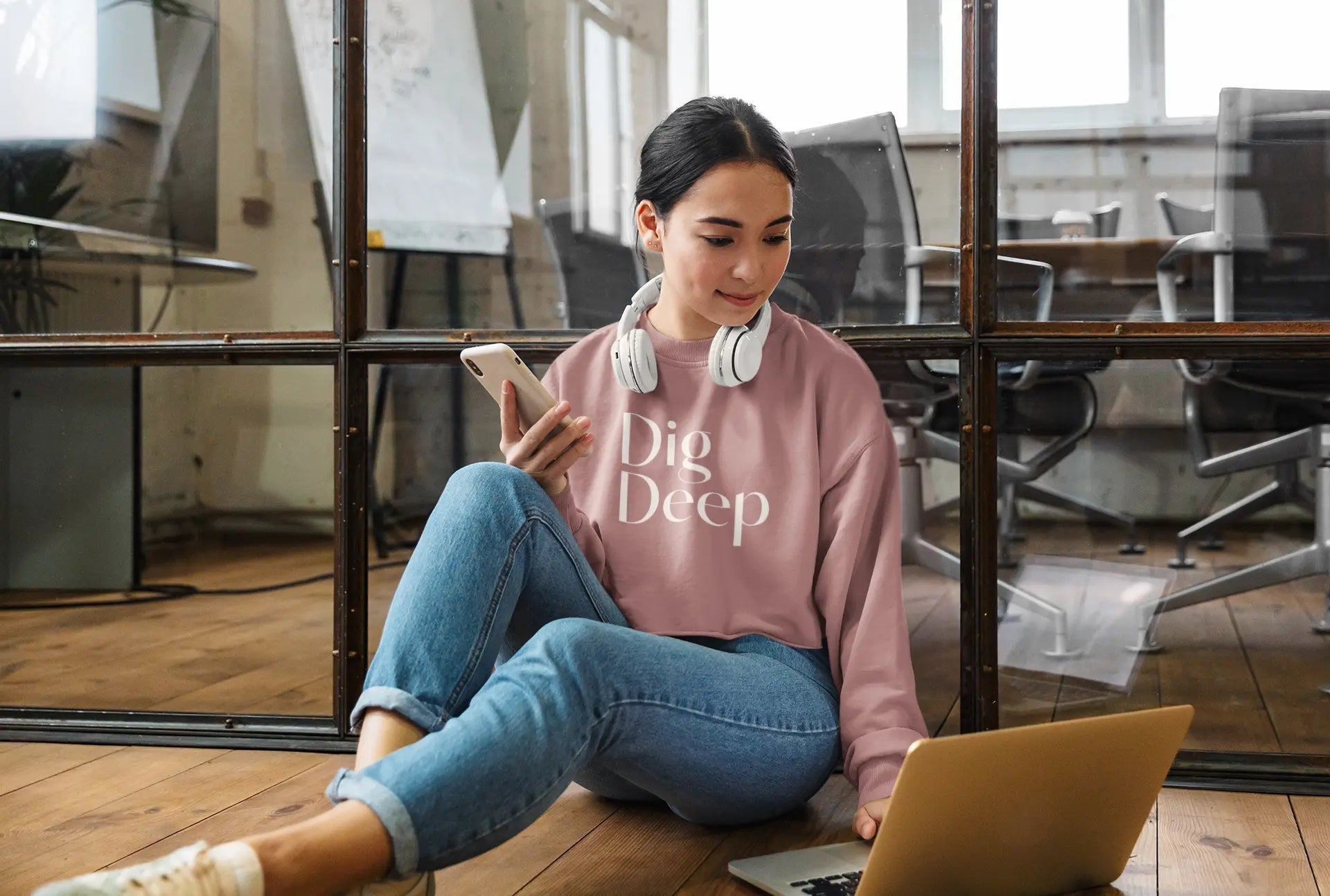 Motivational Women's Cropped Sweatshirt - 'Dig Deep' - Casual Comfort for Everyday Empowerment - Shaggy Chic
