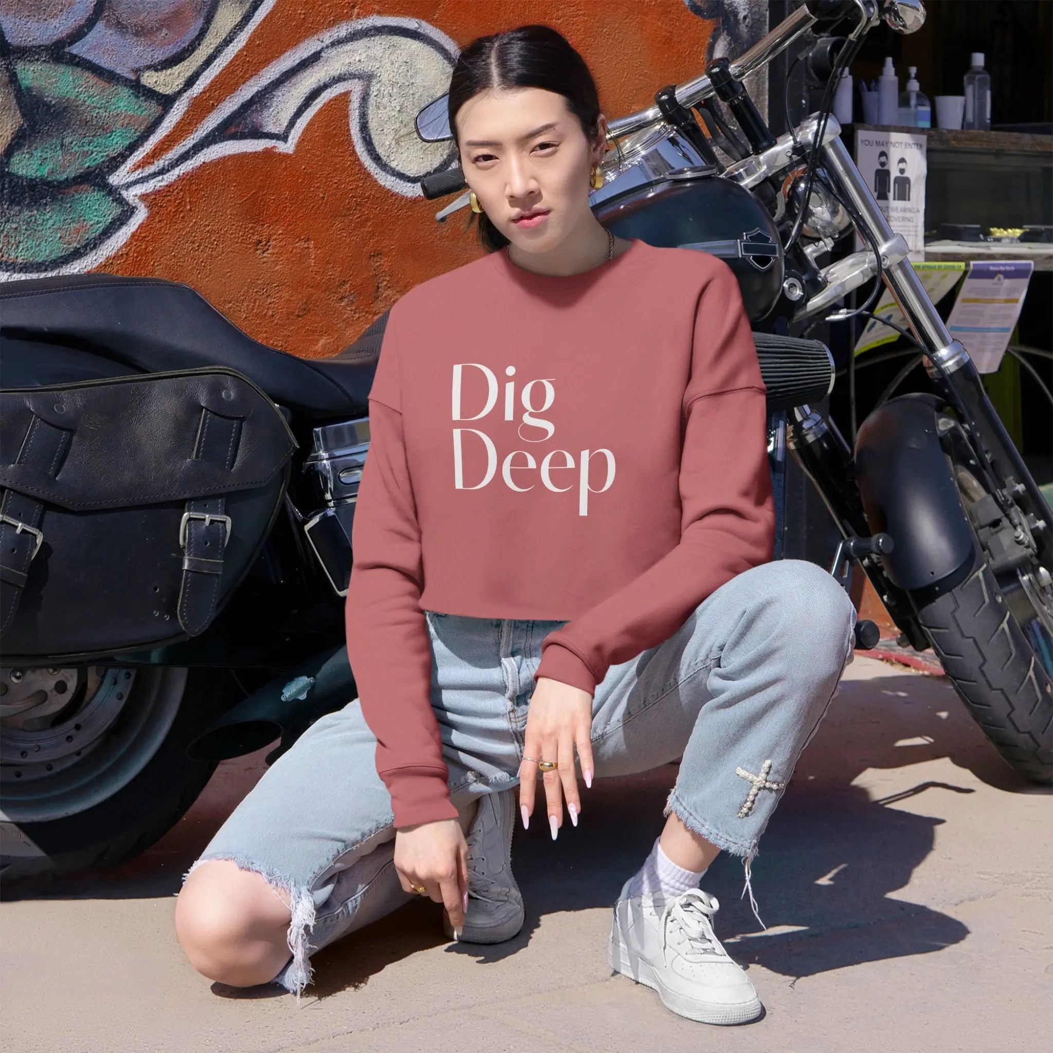 Motivational Women's Cropped Sweatshirt - 'Dig Deep' - Casual Comfort for Everyday Empowerment - Shaggy Chic